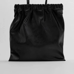 Väska från Zara - Väskan är väldigt rymlig och bekväm att ha över axeln. Fint skick, använd tre gånger