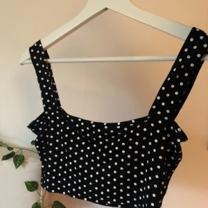 Topp - Croppat linne från Boohoo strl 34/XS med en liten öppning i ryggen