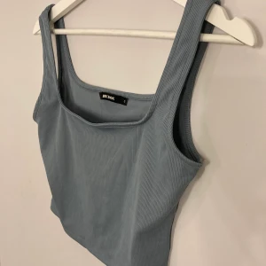 Top - Snygg blå top från Bikbok storlek S , aldrig använd så i nyskick! Frakt tillkommer på 22:-
