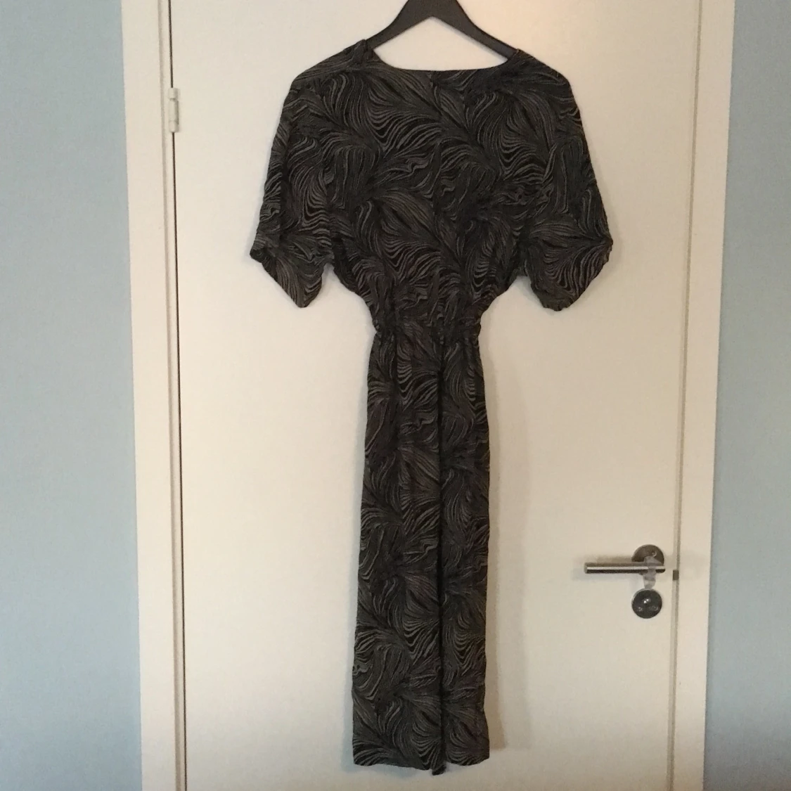 Weekday mönstrad klänningen knytning i midjan  - 90