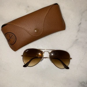 Rayban solglasögon  - Jättefina rayban solglasögon i brun, guldig färg. Säljs på grund av att dem inte kommer till användning. Om fler är intresserade får den med högst bud dem! 