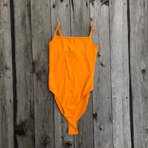 Body - Ball body från Gina T. Orange och ribbad. Nästan lite glansigt tyg. Frakt tillkommer på 30. Hör av dig vid frågor!🌟💫