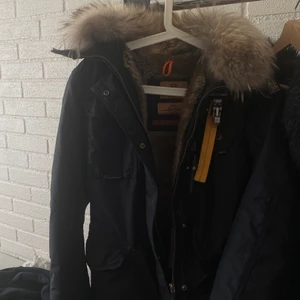 Parajumpers - Äkta jacka, inköpt för 10.000kr, kom privat för mer information storlek S. 