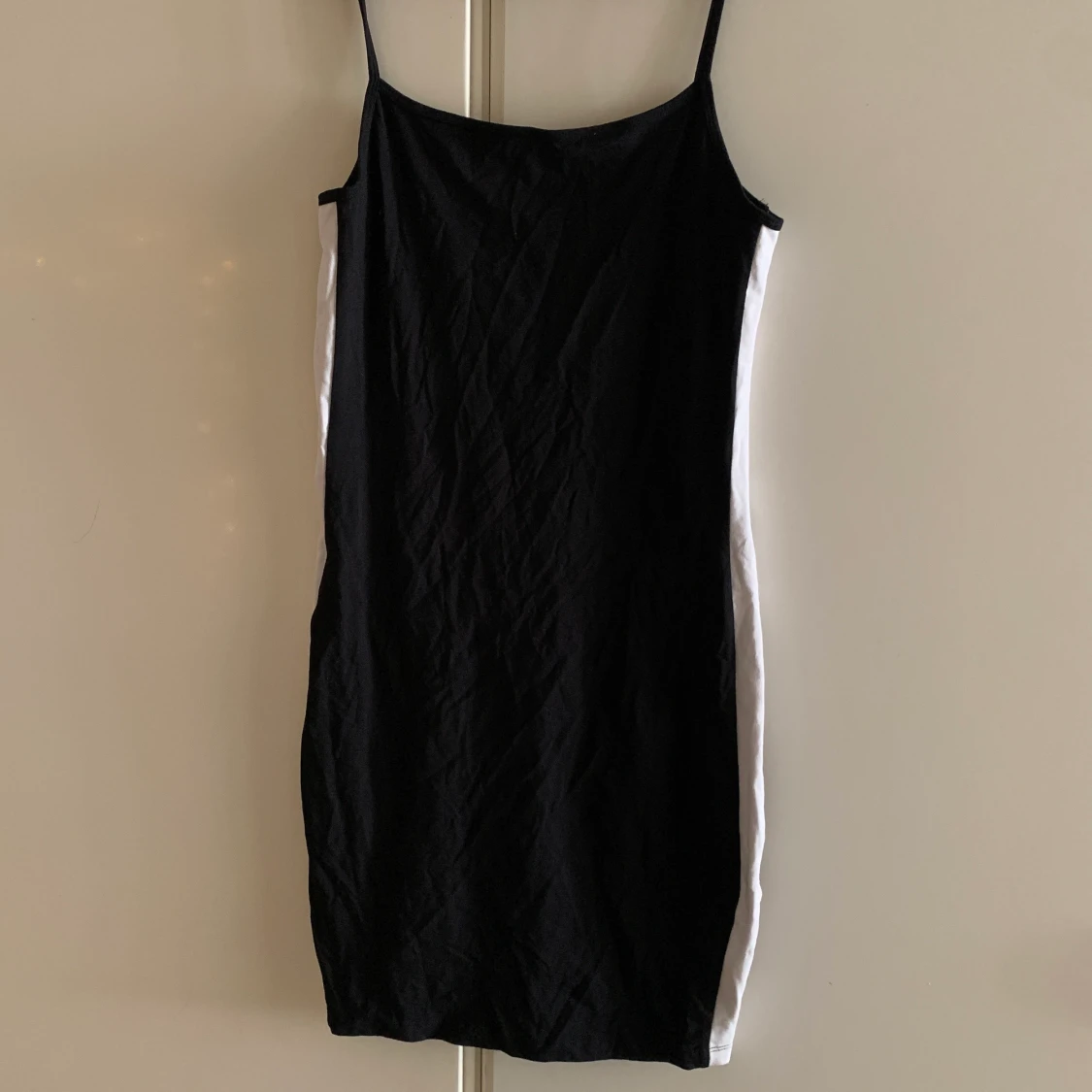 Svart klänning med vit rand på sidorna😊