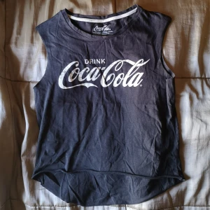 Coca Cola t-shirt crop top stl xs river island - Kort top Coca Cola använd endast en gång stl xs köpt på River Island. 