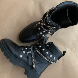 Zara boots - Säljer dessa snygga boots från Zara i storlek 40. De är använda ca 2 gånger och är därför i mycket bra skick! 