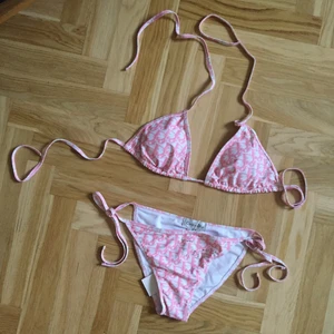 DIOR BIKINI - Aldrig använd aldrig provad. 🔥🔥 Ej äkta. Storlek M/L, eftersom det är snören passar den alla storlekar. Säljes inkl vanlig frakt, kan skicka spårbart för en extra kostnad.