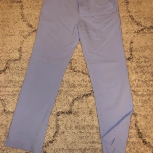 Blåa kostym byxor från Zara 120kr  - Säljer dessa fina kostymbyxor från zara som är andvända ett par få tal gången storlek: 164 och är ljus blåa med slits ned till 