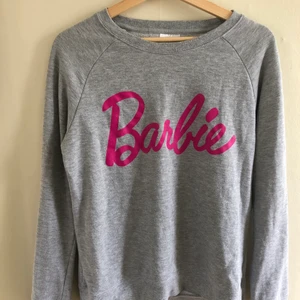 Barbie tröja strl. S/M - Köpt i Australien, använd men i bra skick! Kan mötas upp i Kalmar annars står köparen står för frakten 🌻