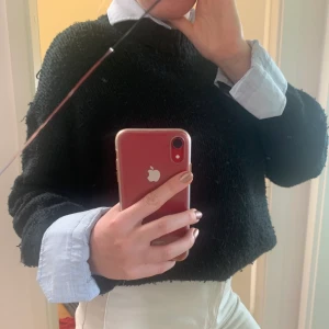 Svart stickad tröja - Svart stickad tröja från lager 157 i storlek S. Tröjan är relativt nopprig som det går att se på bilderna därav det låga priset. Perfekt att använda över skjorta eller bara att mysa i. Köparen står för frakt. Pris går att diskutera😇