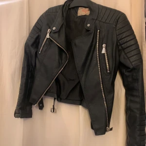 Skinnjacka  - Skinnjacka från Ciquelle. Köpt för ett par år sedan för 699kr nypris. Storlek 36 men skulle säga att den passar 34 också. Fina detaljen som gör att den ser tuffare ut! Köparen står för eventuell frakt.