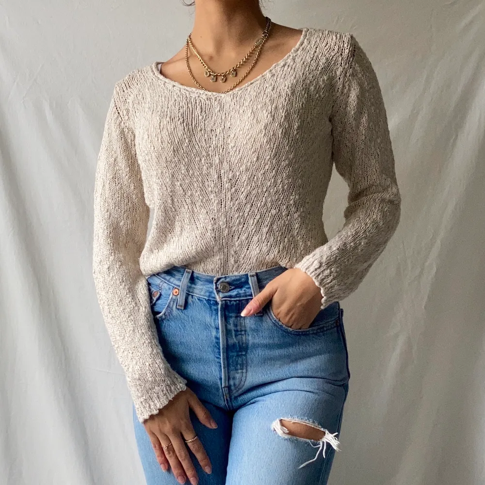 🌊 SOFT CREAM WHITE/BEIGE KNITTED JUMPER/SWEATER WITH GOLD EMBROIDERED THREAD AND V-NECK. MADE IN ITALY.  • SIZE - EU 34 / XS (fits S too) • BRAND - Container  • MATERIAL - Viscose  MY MEASUREMENTS • Height 161cm / 5'3