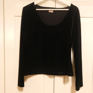 Topp i svart sammet  - Superfin topp i svart sammet! Storlek M men skulle säga S/M. Köpar står för frakt. 