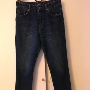 Mörkblå Jeans J Lindeberg - Så mjuka och sköna Tomboy-fit jeans i 100% bomull. Lite slitna vid fickorna, annars mkt gott skick utan anmärkning. Pris inkl. frakt med Skicka lätt.