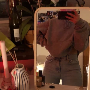 Hoodie - Super skön grå hoodie från weekday och är fortfarande jätte mjuk