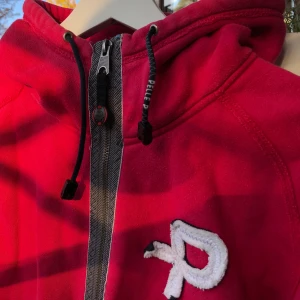 Pelle P tröja - Tröja med dragkedja & huva från Pelle P, storlek S. Inga anmärkningar i skicket, dvs hål/märken osv. Något urtvättad i färgen. Materialet är lite tjockare & rejälare. Skön passform! 
