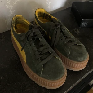 Skor - Säljer mina rihanna fenty skor. Inköpta för 2 år sedan. Så coola men kommer ej till användning. Sparsamt använda nypris 2000