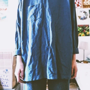 Stor blå sweatshirt - Sweatshirt i längre modell, stk L. Använt skick. Möts upp i Malmö eller fraktas, köparen står för fraktkostnad. 