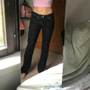 Jeans med gula detaljer  - Låtmidjade jeans med gula detaljer. De är köpta secondhand och sitter rakt längst benen. Står ingen storlek men kan mäta om ni är intresserade. 