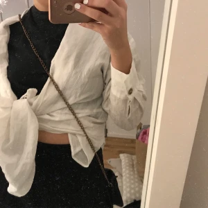 Söt skjorta (tunn) - Fin skjorta från Zara, stylebar på alla möjliga sätt. Eller varför inte bara en strandklänning? Frakt är: