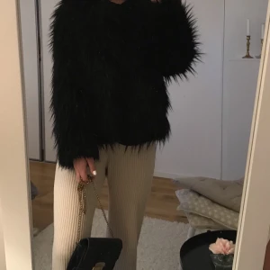 Svart pälsjacka (fakepäls) - Svart jacka från CUBUS. Frakt är:70 kronor 