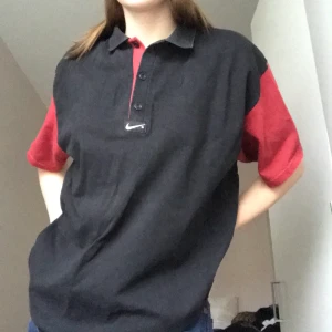 Nike piké - Säljer denna pikén från Nike som är i begangnat skick men fortfarande fin. Jag skulle säga att den sitter som en L, frakt ligger på 66 kr eller mötas up i sthlm <3