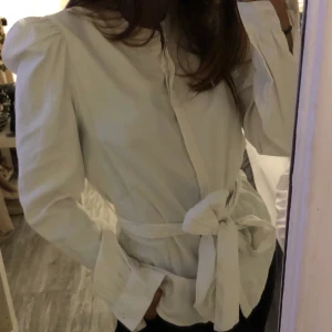 Vit blus - Lite svårt att visa, men en jätte fin blus från bikbok! Vill ni se fler bilder, hör av dig 🖤