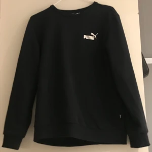 Puma sweatshirt  - Säljer dena fina sweatshirt från puma! Köpt för runt 500kr och säljer för 150kr. Helt i nu skick och fortfarande mjuk inuti. Änvönd kanske runt 3 gånger och säljs då den inte kommer till användning. Möts och skickar men köpare står för frakt. Om flera är intresserade så sker budgivning i kommentarerna❤️
