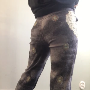 Byxor storlek 38 - Säljer dessa super snygga byxorna! De är högmidjade, svart/gråa med mönster i materialet bezeichnung och i gott skick. Budgivning sker privat och avslutas på söndag 25/10.