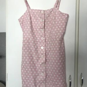 Sommarklänning - Söt sommarklänning inköpt i Spanien på Pimkie förra sommaren. Det är en storlek M, men passar även dig som  har storlek S 👗 Tveka inte på att höra av dig om du önskar fler bilder!
