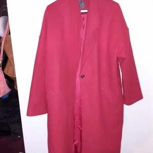 Röd kappa jacka oversize Primark - Supersnygg Röd höstkappa från Primark. Oversize modell..strl 38 men 36 och större kan ha den. Superhärlig färg.