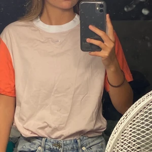 Nike tshirt - Säljer denna jättesnygga Nike tshirt. Mer eller mindre nyinköpt och i perfekt skick. Bud på 200kr