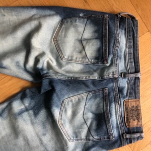 Blekta lågmidjade jeans y2k - Snyggt blekta crocker jeans, ganska raka i modellen. Storlek 27/30 passar S/M. Säljer då jag ej använder längre. Köpta för 700kr. Frakt 45/möts upp. Low bootcut.