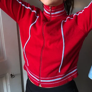 Tröja🤩 - Säljer denna as snygga tröjan!🤩 Köpt på secondhand i London, användbar och riktigt skön🥰 Kan mötas upp i Örebro eller frakta! BUDA i kommentarsfältet🧚🏼‍♀️🧚🏼‍♀️