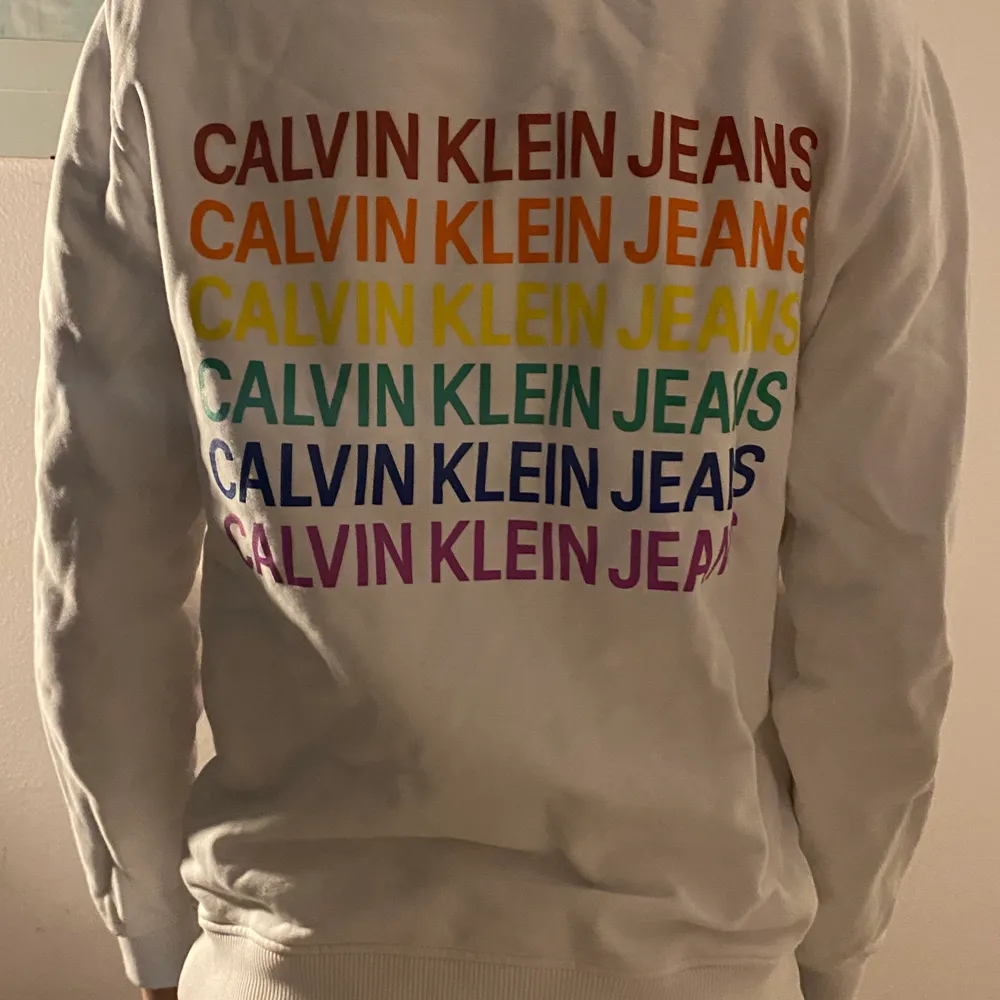 Vit hoodie från Calvin Klein jeans i storlek xs. Köpt för 1000kr säljer för 300. Säljer eftersom den är för liten. Bra skick och inte mycket använd. Kan mötas i Stockholm eller så står du för frakt.. Hoodies.
