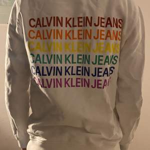 Vit hoodie från Calvin Klein jeans i storlek xs. Köpt för 1000kr säljer för 300. Säljer eftersom den är för liten. Bra skick och inte mycket använd. Kan mötas i Stockholm eller så står du för frakt.