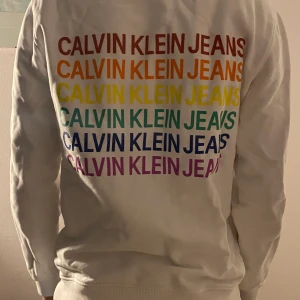 Calvin Klein jeans tröja xs - Vit hoodie från Calvin Klein jeans i storlek xs. Köpt för 1000kr säljer för 300. Säljer eftersom den är för liten. Bra skick och inte mycket använd. Kan mötas i Stockholm eller så står du för frakt.