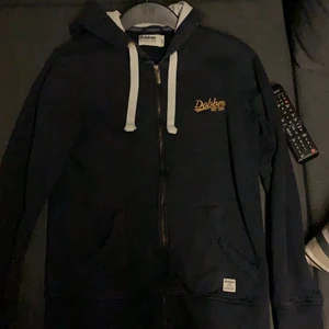 Hoodie i mörkblå  - Snygg enkel hoodie 