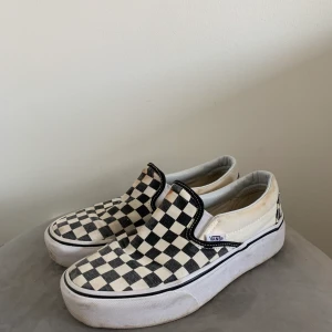 Vans slip on platform - Säljer mina älskade vans som nu blivit för små tyvärr🥺✨ hyfsat använda men trots det är dom väldigt fina! Dom är dock lite slitna/urtvättade på det svarta och det finns även små rostfärgade märken som blivit pga av vatten när jag tvättat dom! Går att tvätta i tvättmaskin så blir de nästan som nya! Frakt ingår inte🖤