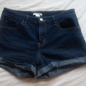Mörkblåa jeansshorts  - Ett par jeansshorts från Hm, sällan använda. Mjukt material och ganska stretchiga