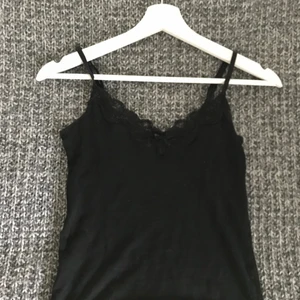 Svart linne med spets - Linne med spets