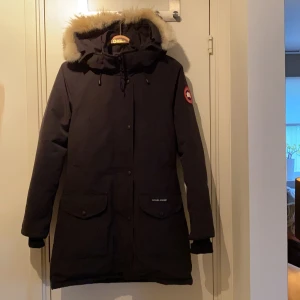 Canada Goose jacka trillium parka, dam - Säljer nu min canada goose jacka i storlek XS men skulle även passa om man har S. 2 år gammal, inköpt på länna sport och fritid. Tyvärr saknas kvitto men taggen finns kvar. Finns i Sigtuna.