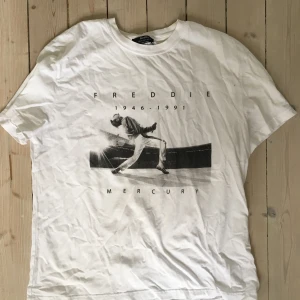 Queen tröja - Signerad (fejk) freddy mercury tröja! Frakt ingår inte.