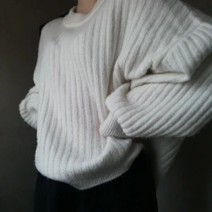  stickad tröja  - Vit stickad tröja från gina. den är inte sticking utan väldigt skön. Använd ca 4 gånger.  Har inga fläckar eller konsiga hål.