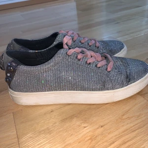 Sneakers - Kurt Geiger - Kurt Geiger sneakers köpta i London, knappt använda - fel storlek för mig. Väldigt fint skick. Nypris - 2200