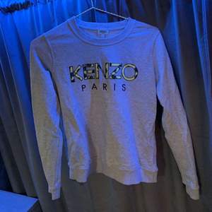 Grå Kenzo sweatshirt i strl S, endast testad och tvättad en gång. Buda