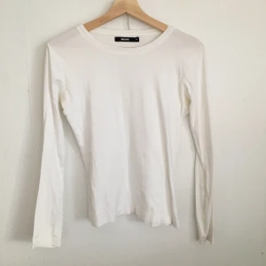 Vit långärmad från BIKBOK - Vit långärmad tröja från BIKBOK. Storlek M. Passform S - L. Pris 80kr. Jag bjuder på frakt. Kan mötas upp i Lund. Jag tar swish.