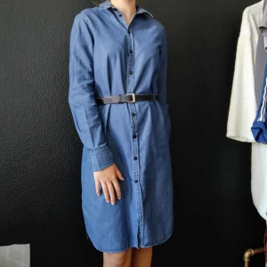 Klänning Från Filippa K - Klänning Från Filippa K i Jeans liknande tyg, Strl XS och är i fint skick. 