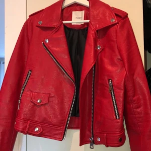 Skinnjacka - Skinnjacka ifrån Mango såå himla fin röd färg! Kan möta upp eftersom frakten lär bli rätt mycket 