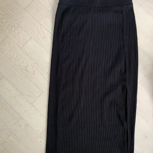 Simpel ribban kjol med slit - Passar till allt! 